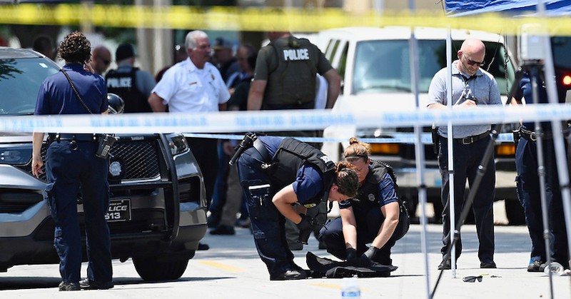 Полицаят е бил влачен 30 метраПолицай в щата Луизиана е