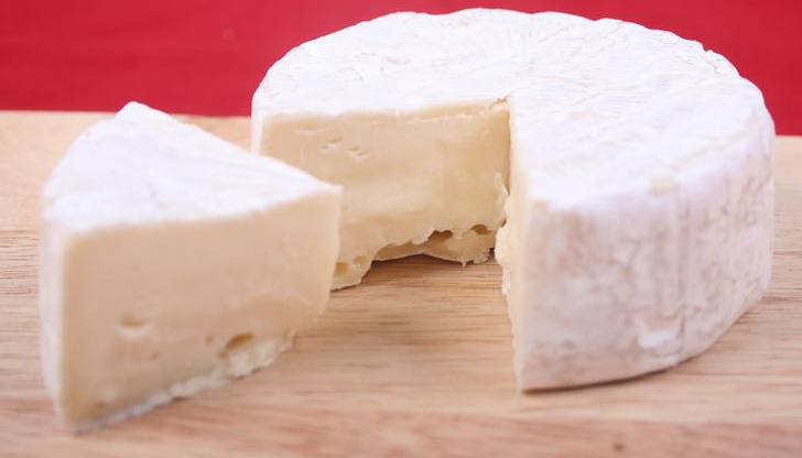 Имитацията на сирене и други нискокачествени храни на по-достъпни цени бележат