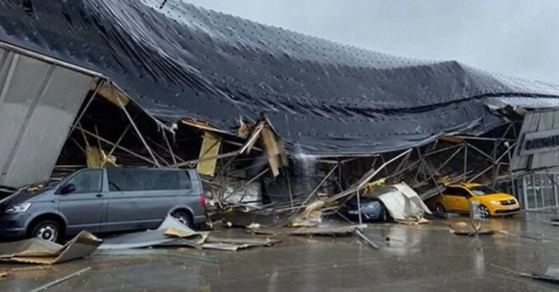 Силната буря в града предизвика големи наводненияЧаст от покрива на