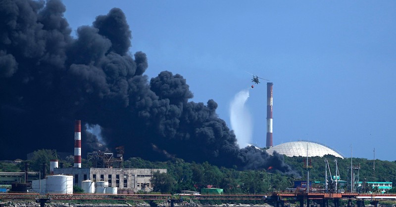 17 пожарникари са в неизвестност след експлозия на резервоарГолям пожар,