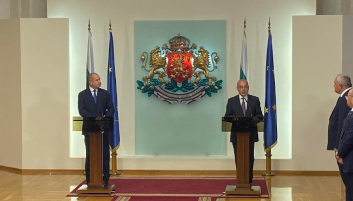 Президентът е гарант за премиера и министрите, на които дава