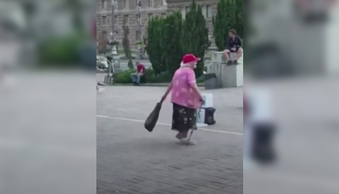 Видео на възрастна дама, която танцува в центъра на Киев