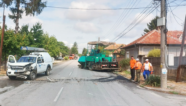 Движението в участъка е затрудненоАвтомобил на Енерго Про се удари