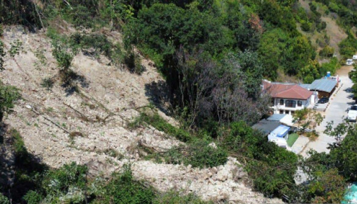 Две операции са претърпели затрупаните от свлачището край Албена мъж