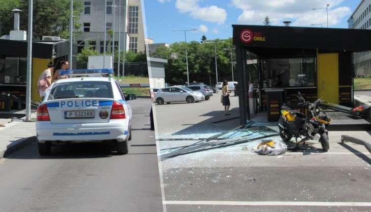 Целият паркинг е обсипан в парчета стъкла, а от мотора