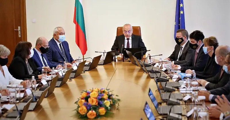 Служебният кабинет се събра на първо заседание.Премиерът Гълъб Донев заяви,