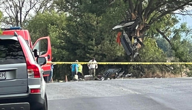 Жертвите от страховитата катастрофа с румънския автобус станаха четири.Издъхнал е