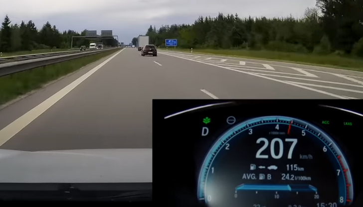 Реакцията на шофьора е впечатляваща и той скача на спирачките