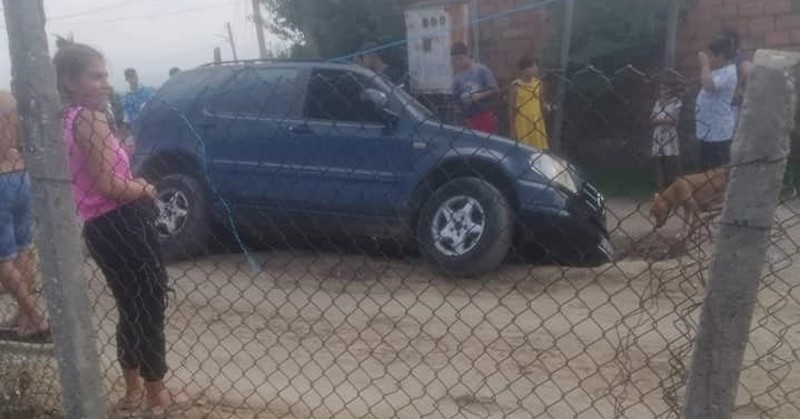 Джип с марка Мерцедес е пропаднал в трап в ромската