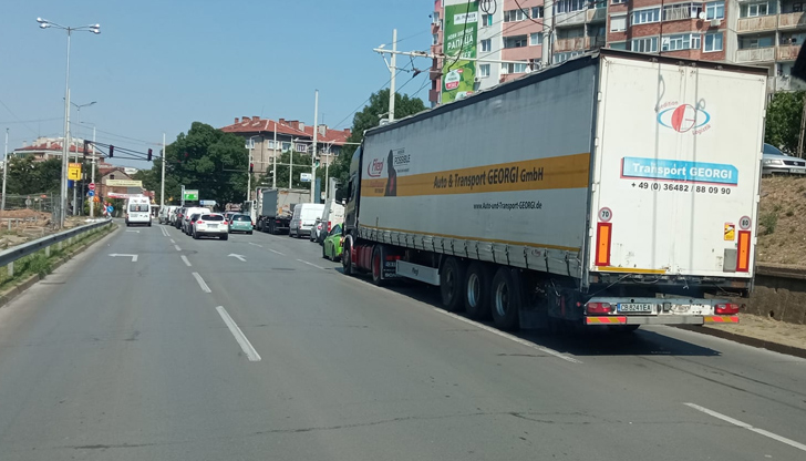 Румънски тирове карат през центъра на града, минават по улица