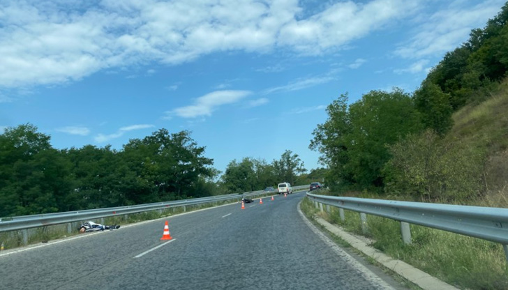 Млад мъж загина с мотора си при катастрофа на пътя