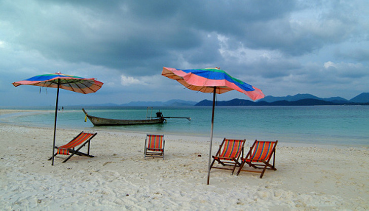 Днес ще бъде предимно слънчево и горещо.След обяд над западните