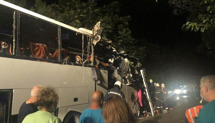 Хостесата в румънския туристически автобус, който се блъсна с бясна