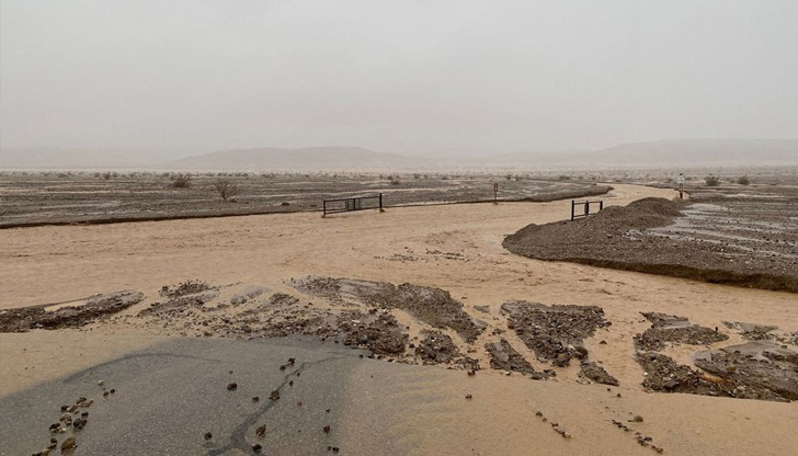 Наводнения в Долината на смъртта блокираха 1000 душиГолеми наводнения в