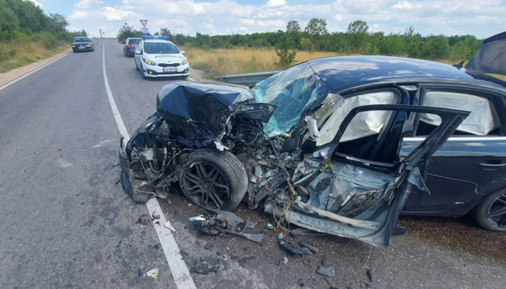 4-ма души пострадаха при катастрофа на детелината по пътя за