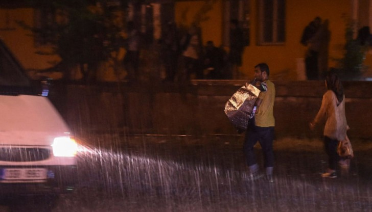 Стихията е наводнила улици, подлези, къщи и дворовеСилна буря с