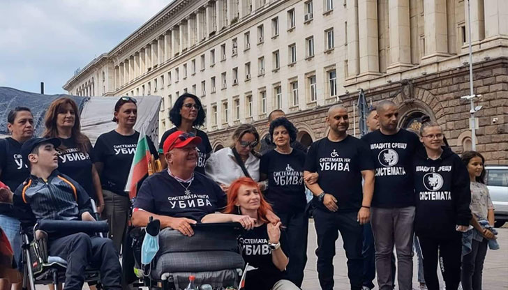 Представители на Националната гражданска инициатива Системата ни убива се събират