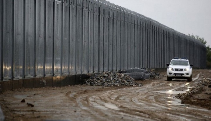 Гърция се опитва да овладее мигрантския натиск с удължаване на