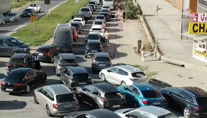 Русенци се оплакват от ежедневни задръствания в града заради опашки