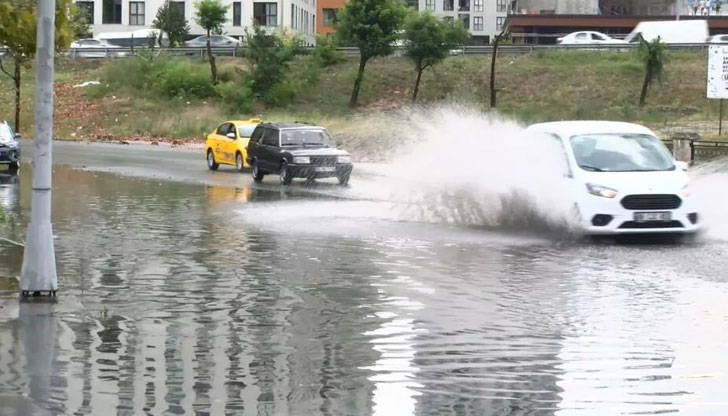 Метеоролозите предупреждават, че днес и утре в Истанбул ще продължат