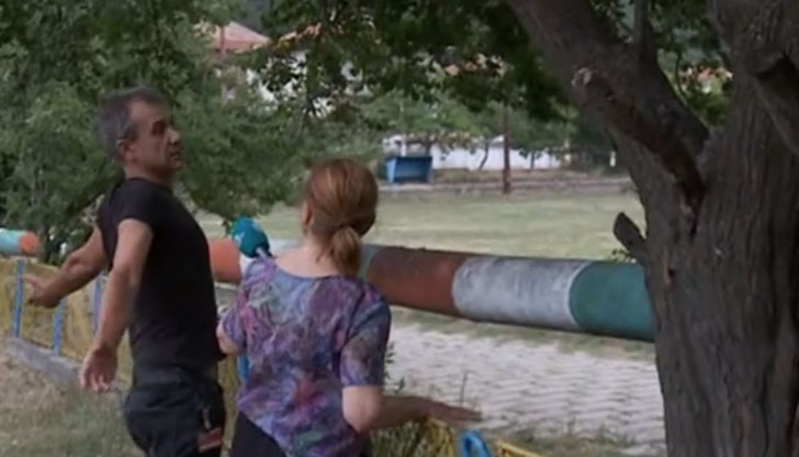 "Ето тук беше. Аз се протегнах да видя, тя беше