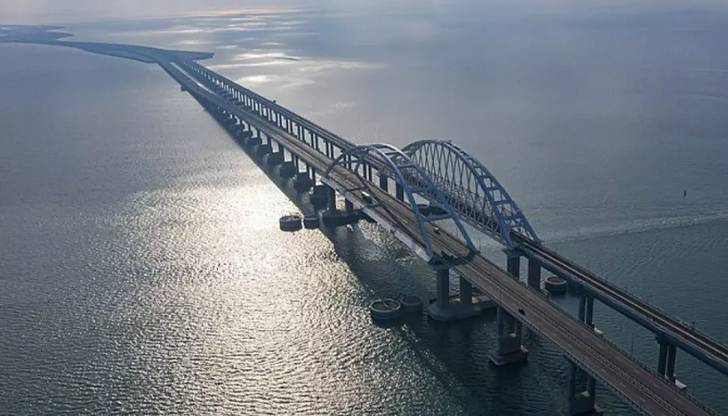 Мостът е открит от Владимир Путин през май 2018 г.,