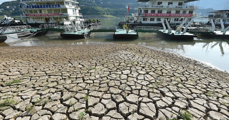 Китай се мъчи да се справи със сушата и спиранията