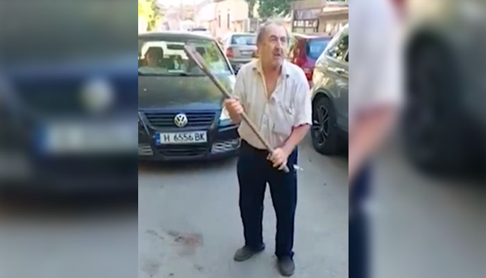 Възрастен мъж заплаши с брадва съседите сиСлучаят е от Шумен.