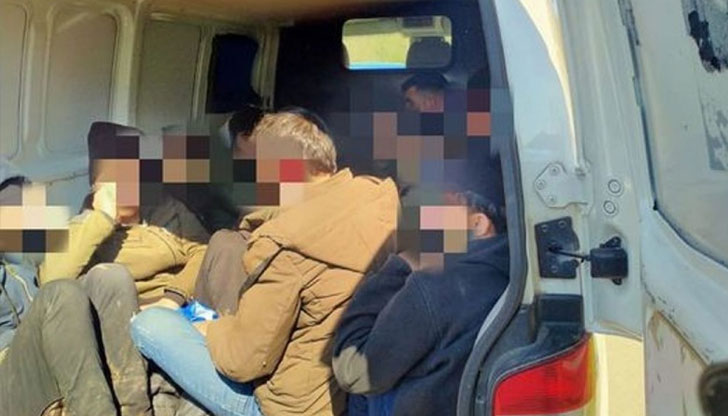 Журналист е бил задържан, докато карал с микробус шестима бежанциТой