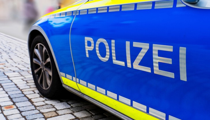 Мъж се вряза с колата на свой познат в сградата