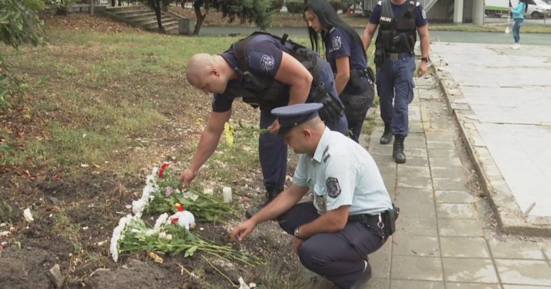 Близки и приятели със сълзи на очите поднасят цветя на