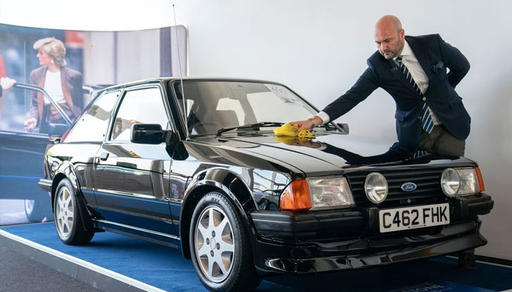 Личната кола на британската принцеса Даяна, беше продадена днес на