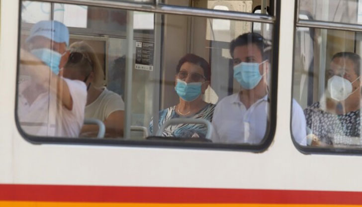 До 25 август маските в градския транспорт, в лечебни и