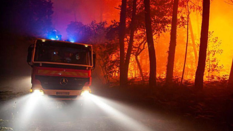 Във Франция арестуваха пожарникари-доброволци по подозрение, че са причинили горски