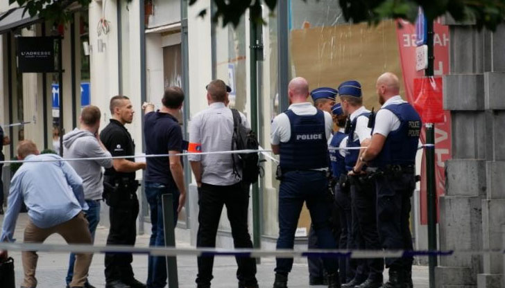 Шофьорът все още се издирваМикробус помете маси и столове пред