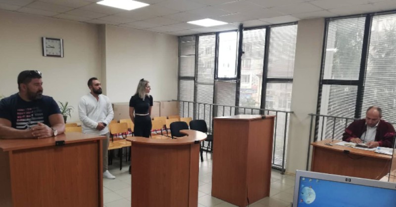 Семейството, което души лекарка от спешната помощ в Шумен, докато