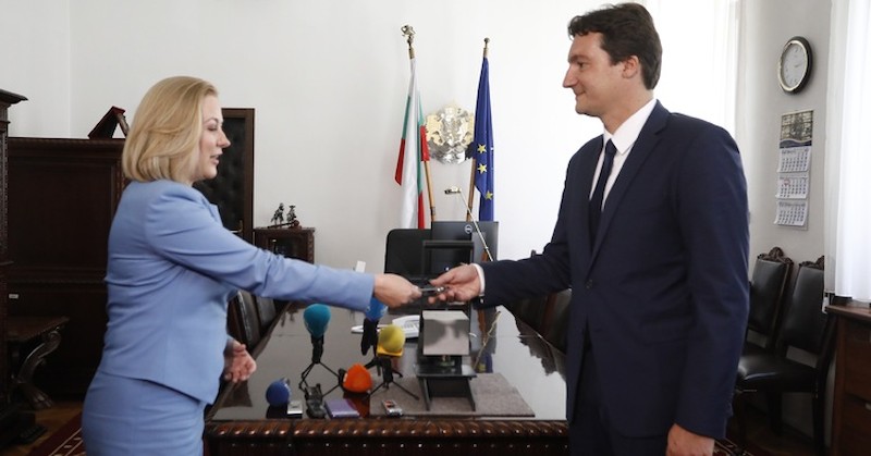 Той ѝ подари букет цветя в знак на признателност и