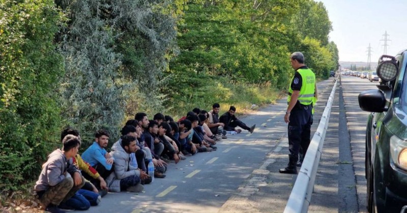 Полицията залови голяма група нелегални мигранти на пътя Созопол -