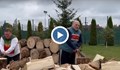 Лукашенко цепи дърва, за да "не замръзне до смърт" Европа