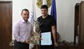 Пенчо Милков награди Теодор Цветков за новия му плувен рекорд