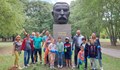 Урок по родолюбие: Русенци почистиха паметните плочи в Парка на възрожденците