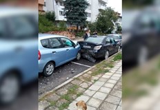 На същата улица в петък лека кола се заби в