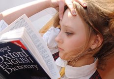 Кое стилистично средство представлява съчетание на противоположни и несъвместими понятия Оксиморонът