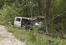 Наложило се е аварийните екипи да разрежат превозното средство за