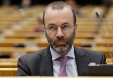 Председателят на Европарламента Роберта Мецола се опита да вземе думата