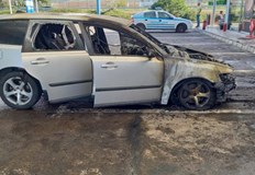 Пламъците обхващат и стелаж с моторни масла на входа на бензиностанциятаЛек