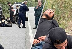 Заловиха група от 50 мигранти на главен път до село