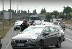 В страната се образуваха големи опашки от белгийски колиВъв Франция