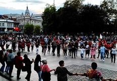Стотици русенци се хванаха на най дългото хоро в центъра на