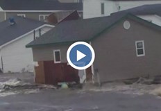 Бурята отнесе десетки къщиСтотици бяха евакуирани след като ураганът Фиона